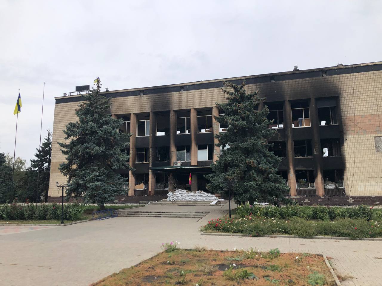 "На підлозі лінолеум, щоб легко змивати кров": з'явилося відео з катівні окупантів в Ізюмі на Харківщині