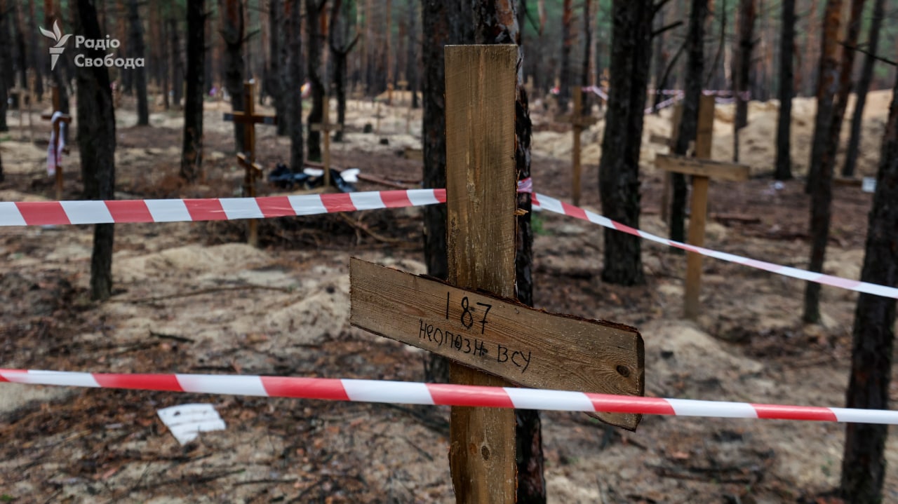 Біля звільненого Ізюма виявили масове поховання військових ЗСУ - ЗМІ