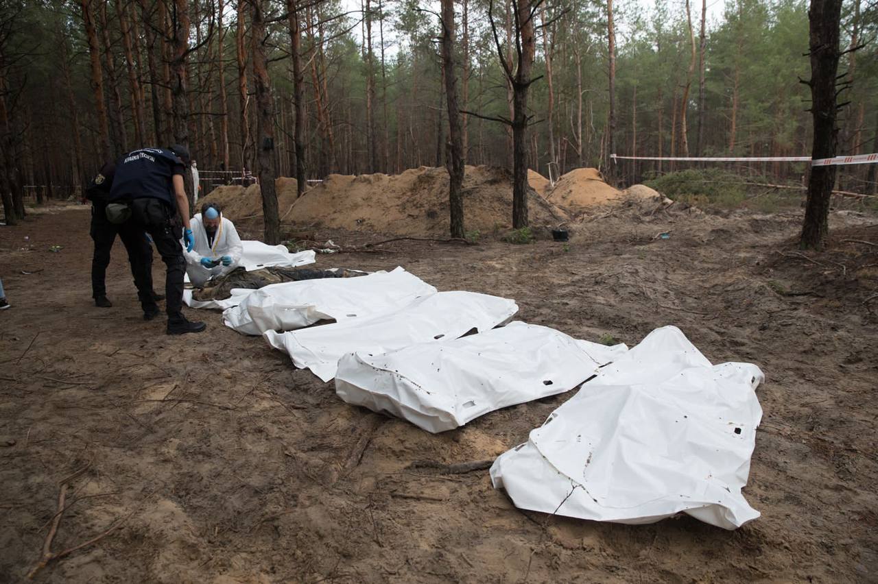 За перший день ексгумації в Ізюмі виявили тіла 17 українських військових і 22 цивільних