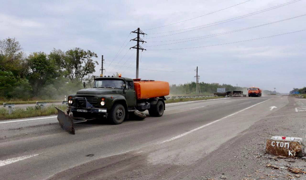 На деокупованій Харківщині вже розчистили 92 кілометри державних доріг