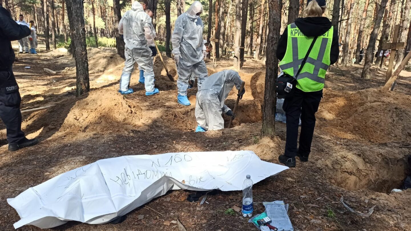 На звільнених територіях Харківщини, Донеччини та Херсонщини знайшли тіла 868 убитих окупантами цивільних