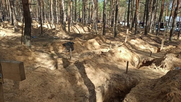 В Ізюмі ексгумували 320 цивільних та 18 військових — прокуратура