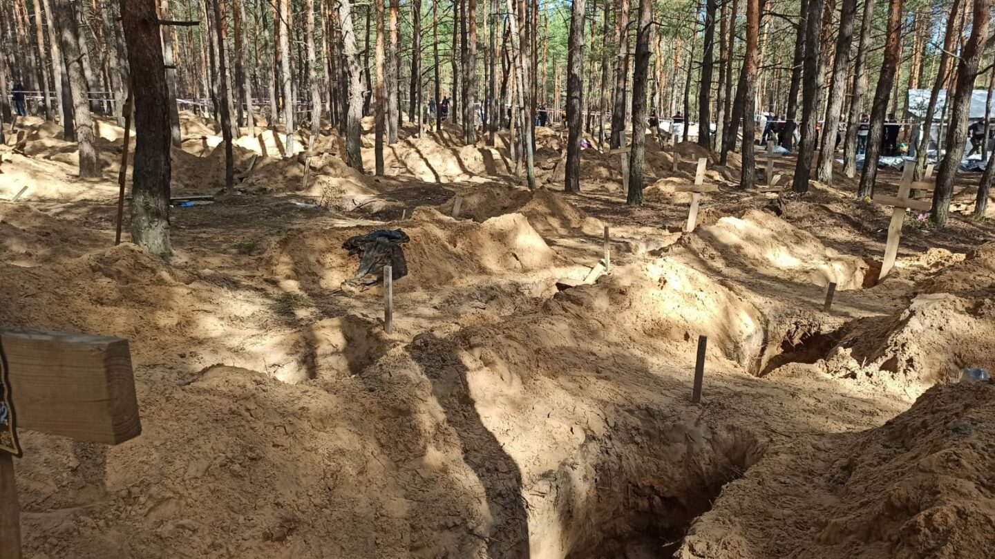 В Ізюмі ексгумували 320 цивільних та 18 військових — прокуратура
