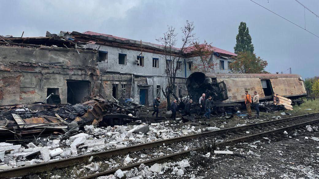 Окупанти ударом по вокзалу у Харкові знищила вагони з тілами своїх військових