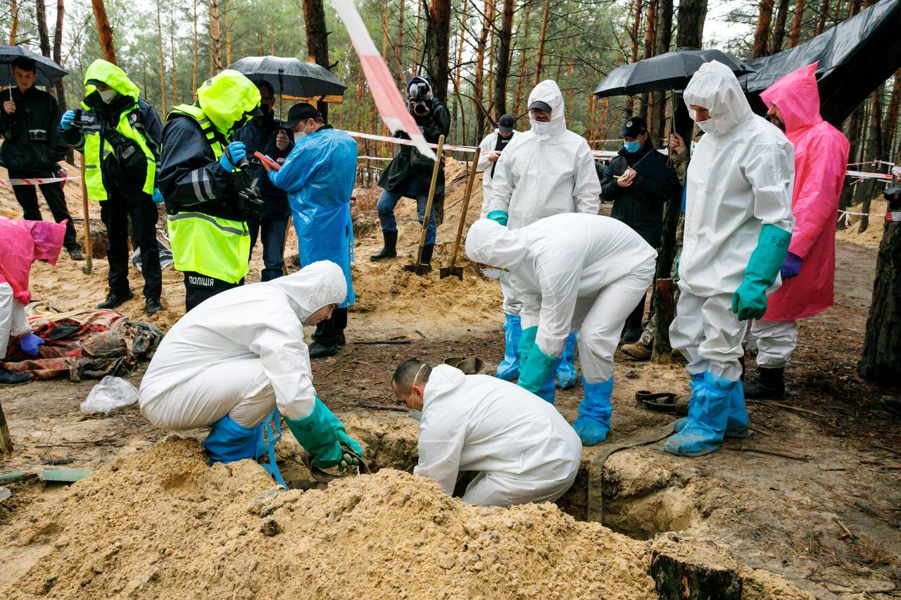 Більшість ексгумованих в Ізюмі тіл мають ознаки насильницької смерті, а 30 - сліди катувань - Синєгубов