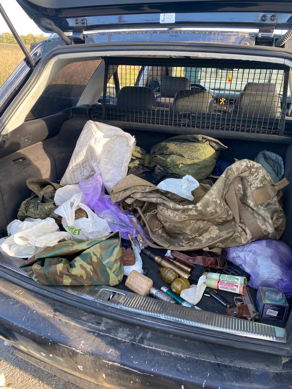 На Харківщині прикордонники зупинили автомобіль з трофейною зброєю