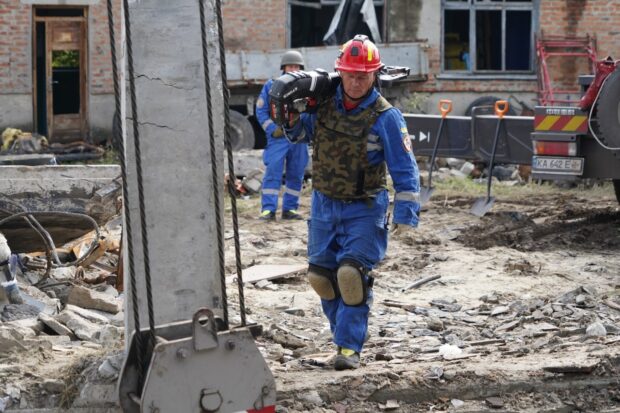 У Ізюмі та Балаклії зведений загін ДСНС продовжує аварійно-відновлювальні роботи та розмінування території