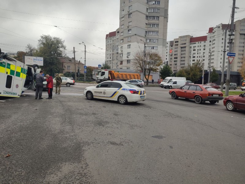 Поліція з'ясовує обставини ДТП з потерпілими за участю карети швидкої допомоги