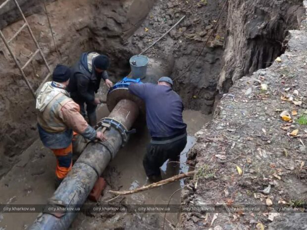 У Київському районі ремонтують водоводи