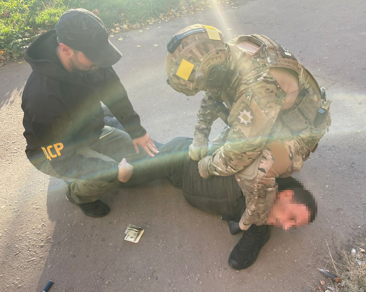 На Харківщині затримали злочинну групу за вимагання 10 000 доларів США