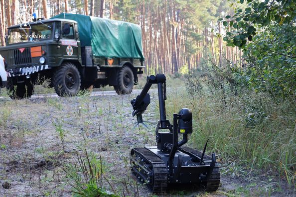 Розміновувати Харківщину допомагає спеціальний робот