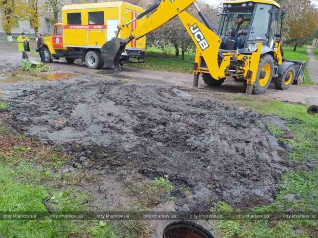 У Новобаварському районі оперативно відновлюють водоводи