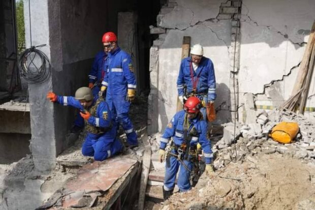 В Ізюмі рятувальники зведеного загону ДСНС розібрали близько 20 тонн залишків будівельних конструкцій