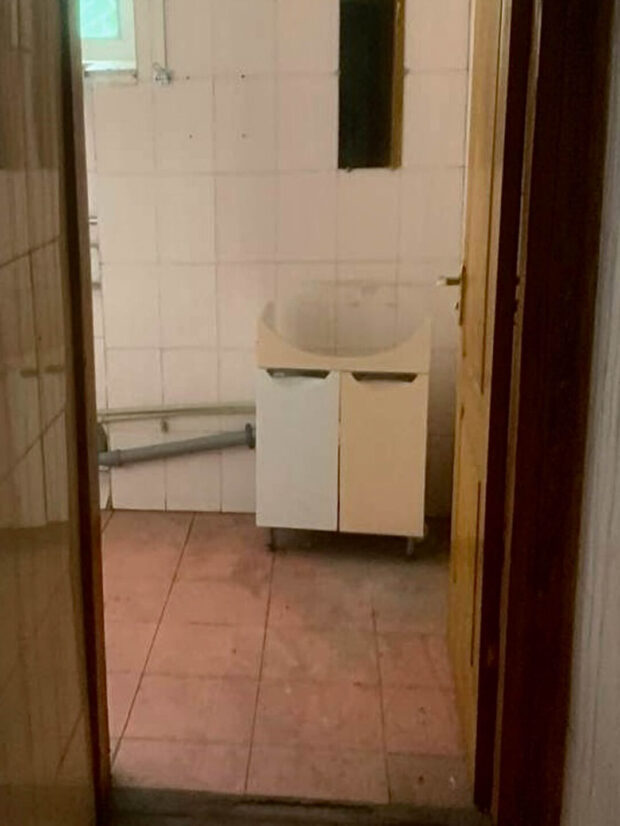 В Ізюмі з будівлі суду окупанти вкрали умивальник