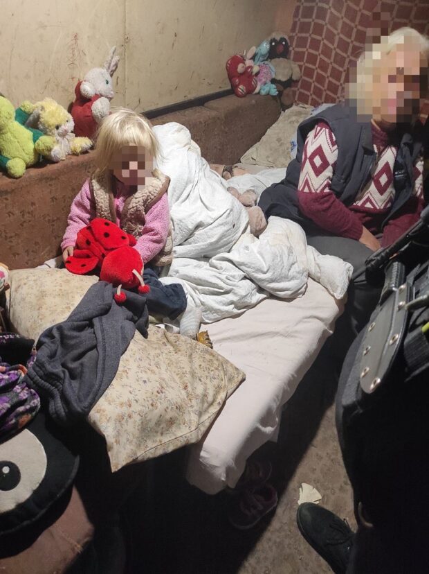 У Харкові поліцейські вилучили у прабабусі малолітню онуку