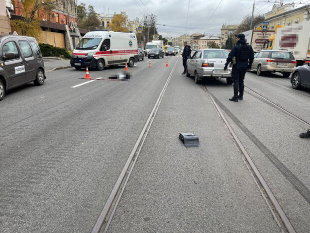 У Харкові під колесами автомобіля загинув 40-річний чоловік