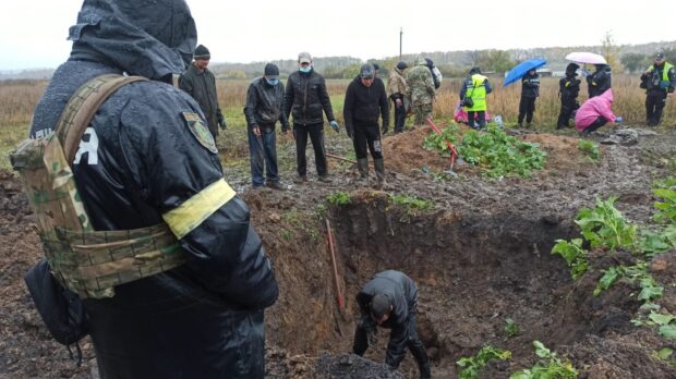 Масове поховання на Харківщині: росіяни зрівняли могилу танками