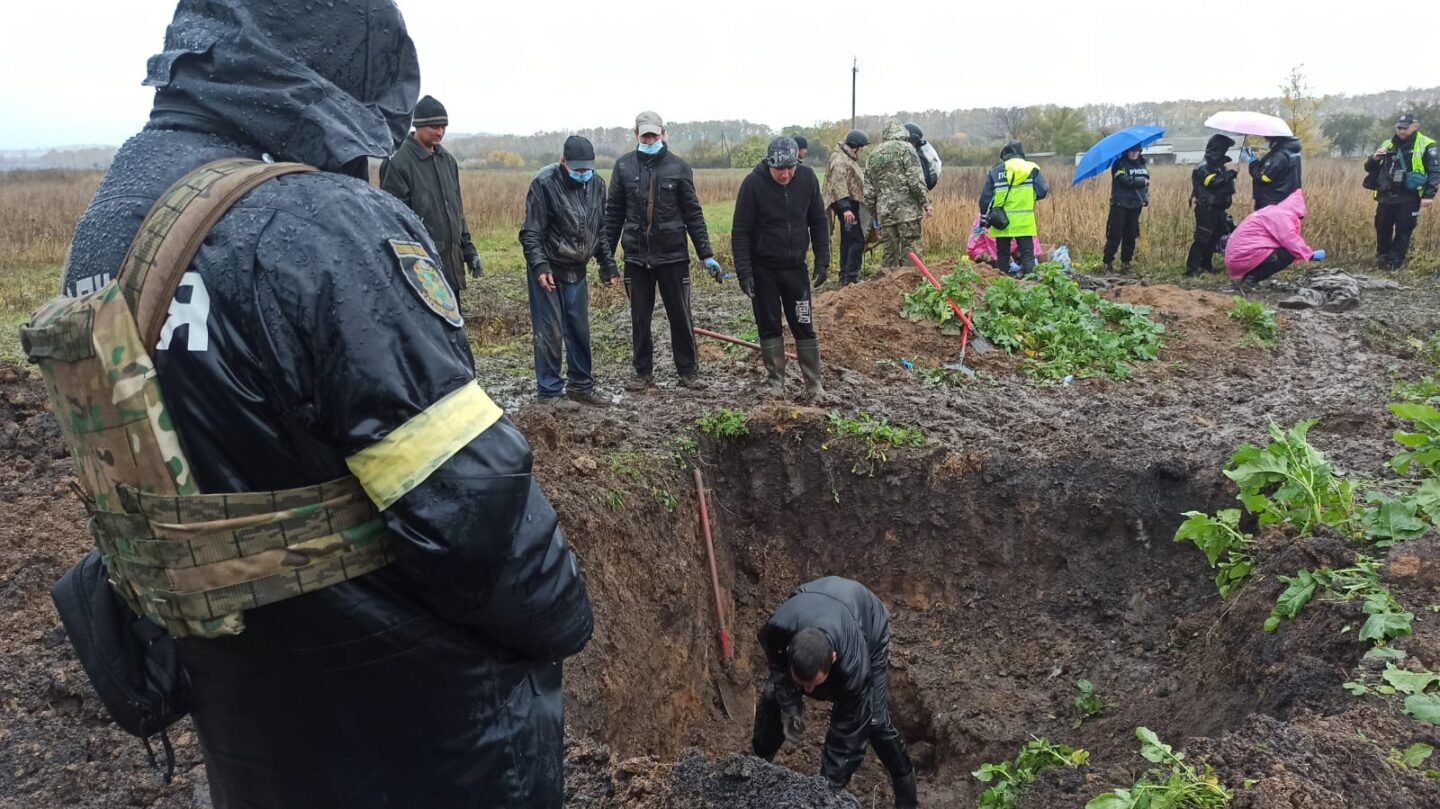 Масове поховання на Харківщині: росіяни зрівняли могилу танками