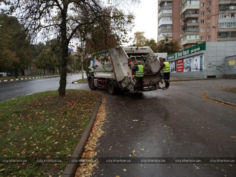 У Харкові наводять лад, попри ракетні обстріли