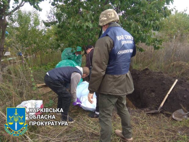 Прокурори ексгумували труп чоловіка, який загинув під час обстрілу окупантами села Циркуни на Харківщині