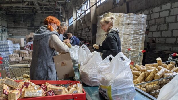 Щодня у Харкові формують до 4 тисяч продуктових наборів для деокупованих громад області