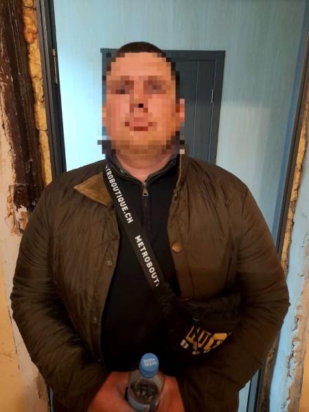 У Харкові чоловік, погрожуючи макетом пістолета, пограбував підлітка