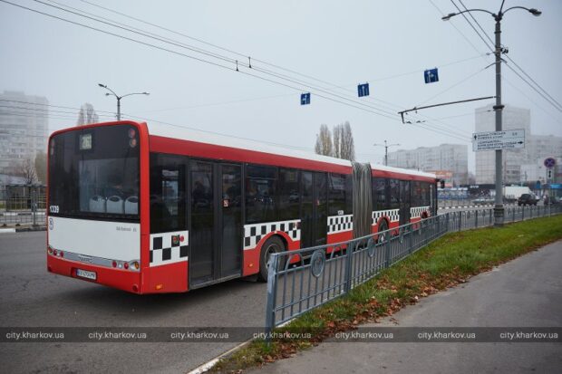 На магістралях Харкова курсують автобуси, які передали з Чехії