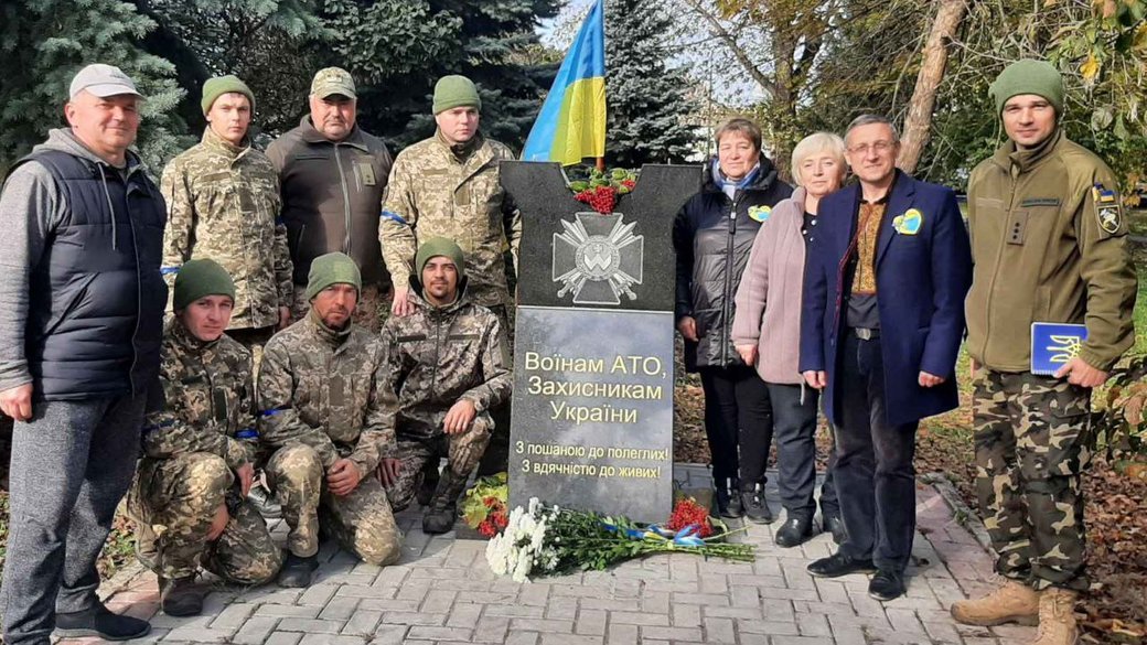 У деокупованому Шевченковому на Харківщині повернули на місце пам’ятник воїнам АТО