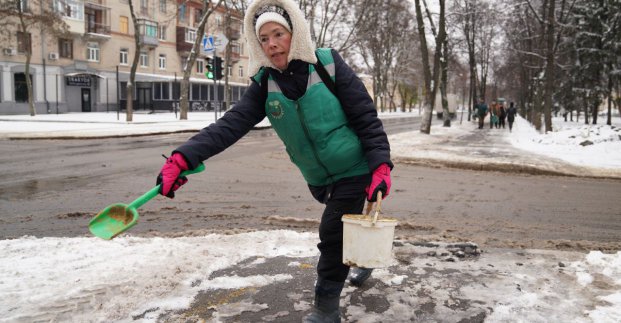 У Харкові посипають дороги під час ожеледиці