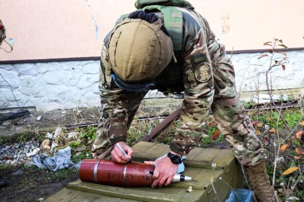 Артилеристи на Харківщині обстрілюють росіян агітками про здачу у полон