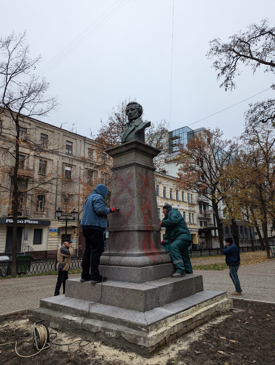 У Харкові обмалювали пам’ятник Пушкіну