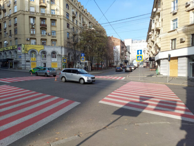 В центрі Харкова на пішохідному переході сбили чоловіка