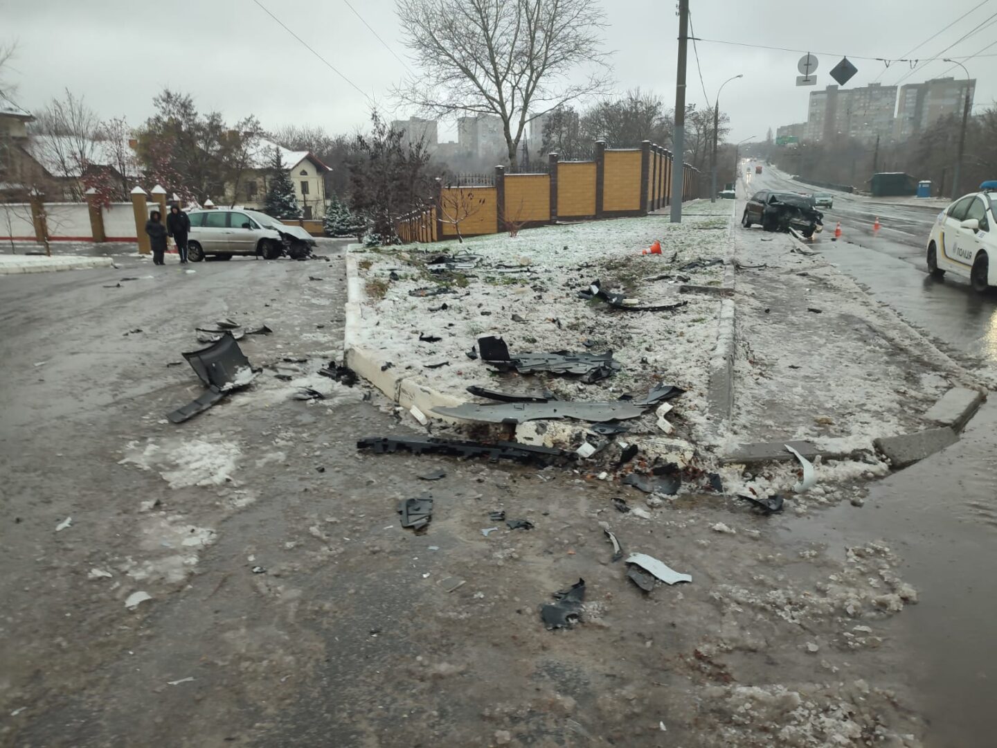 У Харкові водійка втратила контроль та зіштовхнулася з припаркованим автомобілем