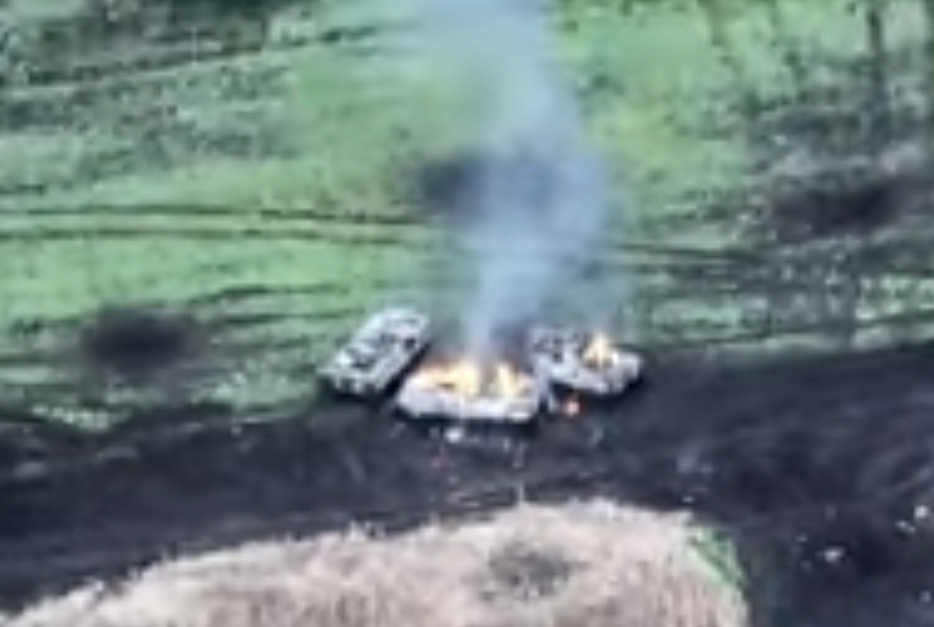 Спецпризначенці показали, як на Харківщині палять російські БМП (відео)