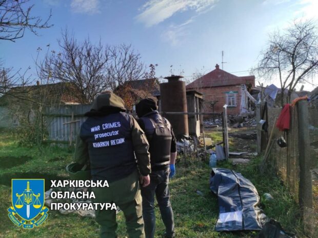 Прокурори ексгумували трупи загиблих від ракетних ударів окупантів та вилучили уламки авіабомб ФАБ-500, якими окупанти обстрілювали маленьке село на Харківщині