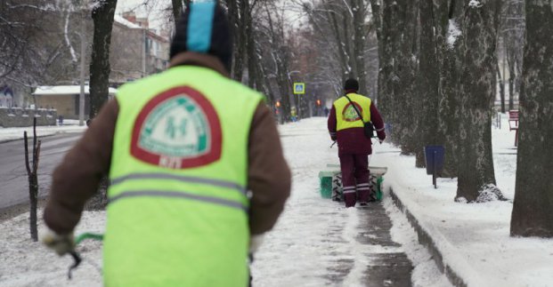 Понад дві тисячі працівників прибирають Харків від снігу