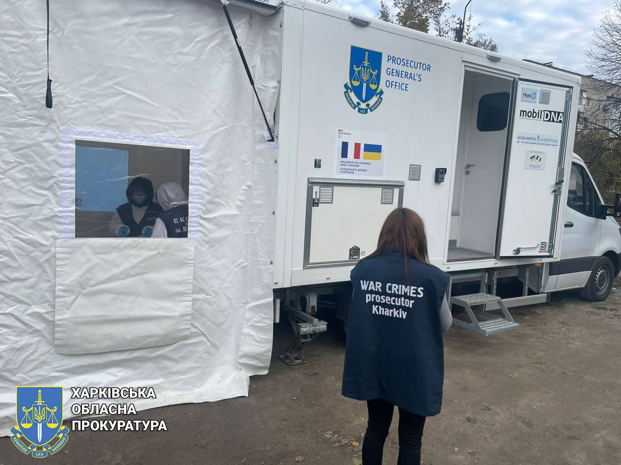 В деокупованому Ізюмі на Харківщині відбирають ДНК-матеріали в мобільній лабораторії