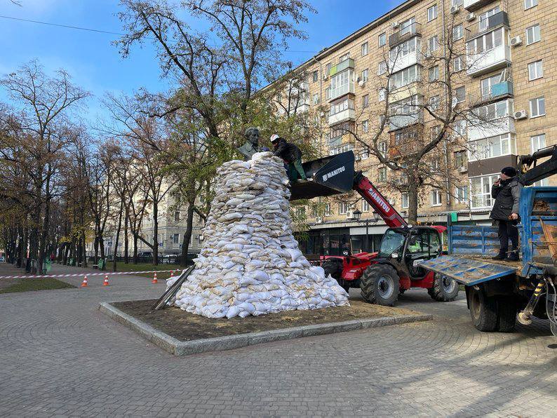 Чи переносити погруддя Пушкіна, має вирішувати уряд - ХОВА