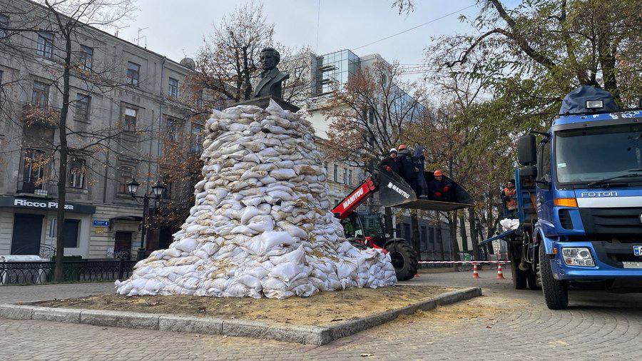 У Харкові пам'ятник Пушкіну обклали мішками з піском: у міській раді пояснили навіщо