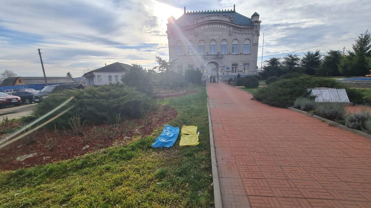У селищі Вільшани на Харківщині правоохоронці оперативно викрили жінку, яка розірвала та викинула на землю прапор України