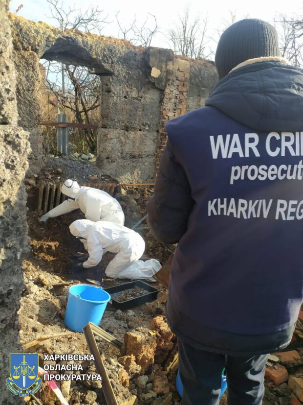 Прокурори спільно з голландськими експертами ексгумували труп чоловіка, який загинув від обстрілу росіян