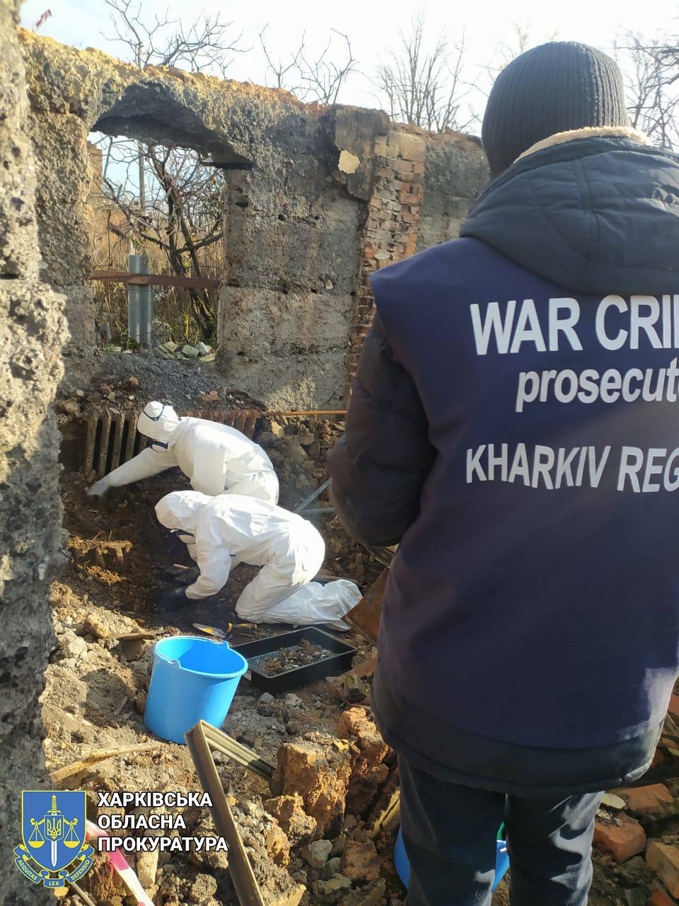 Прокурори спільно з голландськими експертами ексгумували труп чоловіка, який загинув від обстрілу росіян
