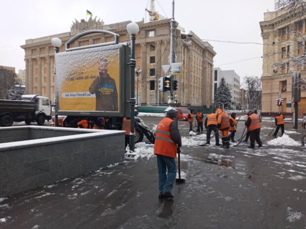 У Харкові сніг прибирають понад дві тисячі комунальників