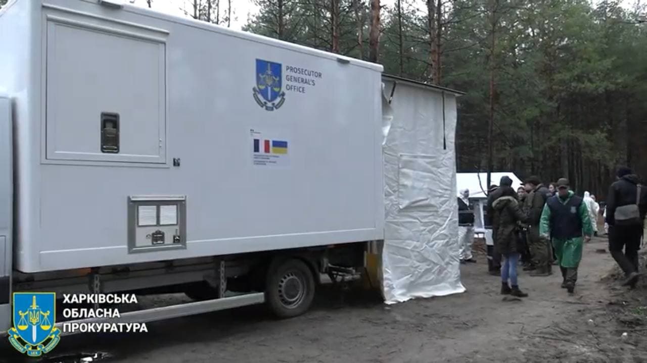 Прокуратурою організовано відбір біологічних матеріалів в місті Ізюм серед місцевих мешканців для ідентифікації загиблих або безвісти відсутніх осіб (графік)