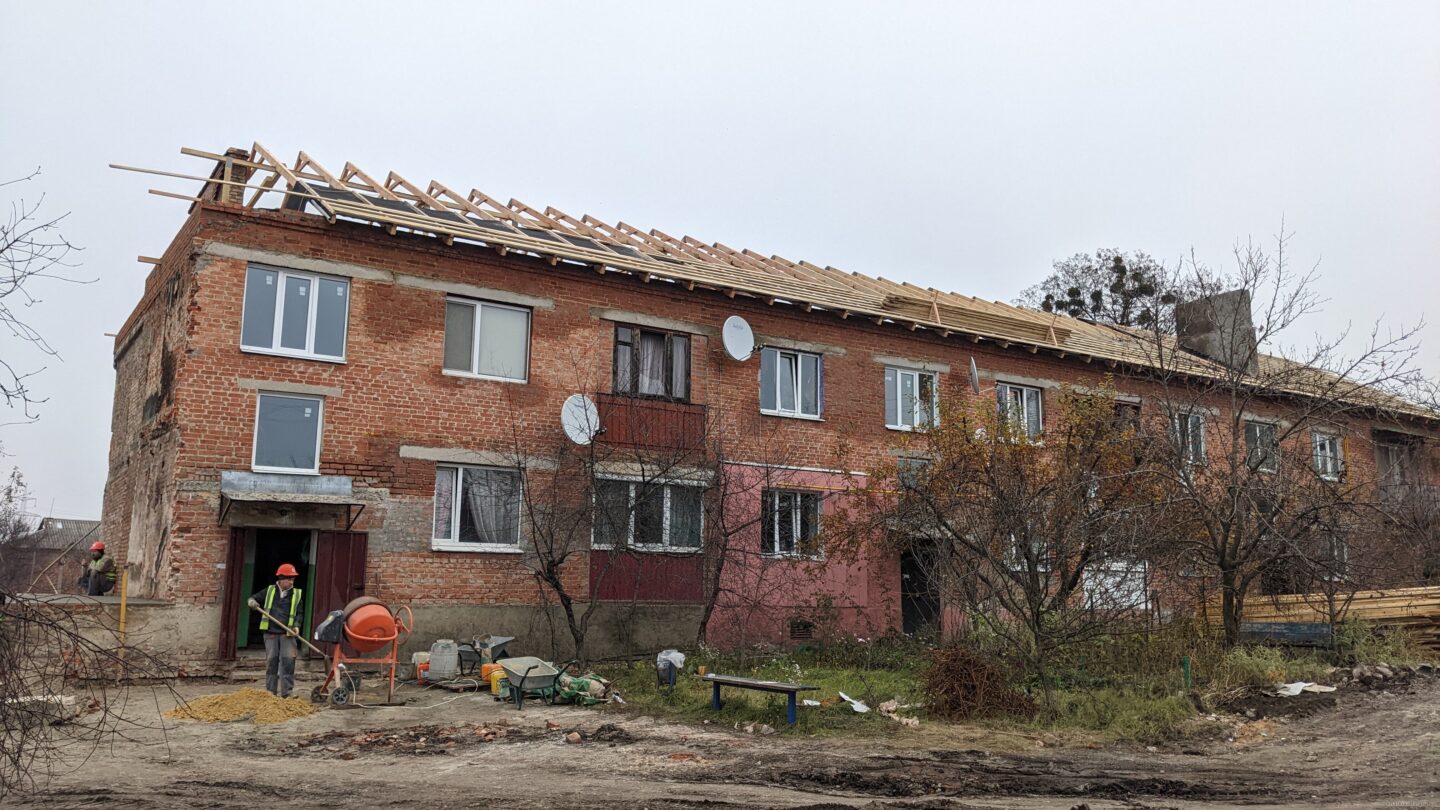 У постраждалих від обстрілів громадах Харківщини відновлюють житлові будинки (відео)