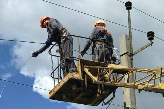 Енергетики повернули електропостачання до села Світличне Золочівської громади