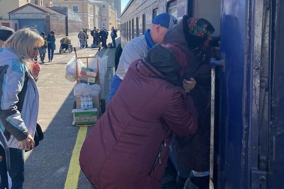 З деокупованих територій Харківщини евакуюють маломобільні верстви населення