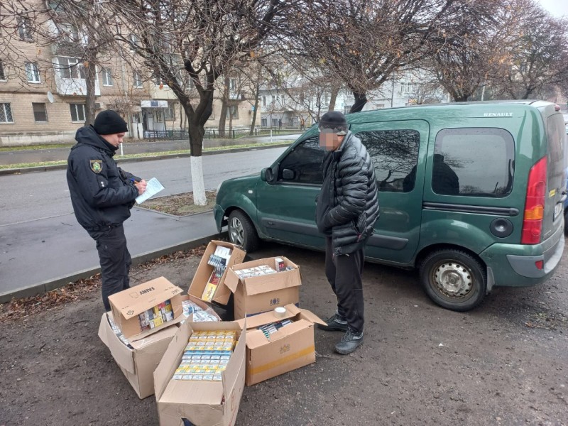 У Харкові вилучили понад 3 тисячі пачок цигарок без марок акцизного збору