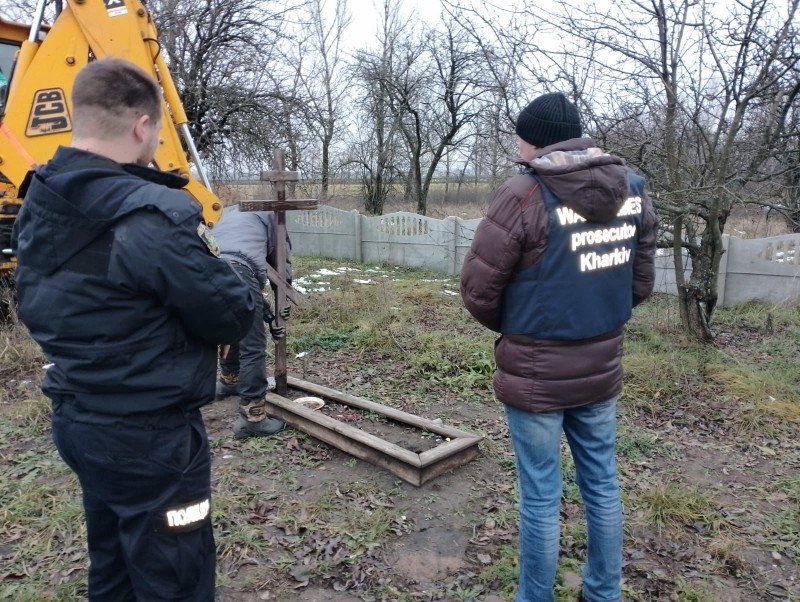 На Харківщині ексгумували тіла п’ятьох мирних мешканців, яких вбили росіяни: серед них малюк, якому було лише 1 рік 9 місяців