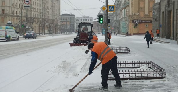 На дорогах Харкова працюють 115 снігоприбиральних машин